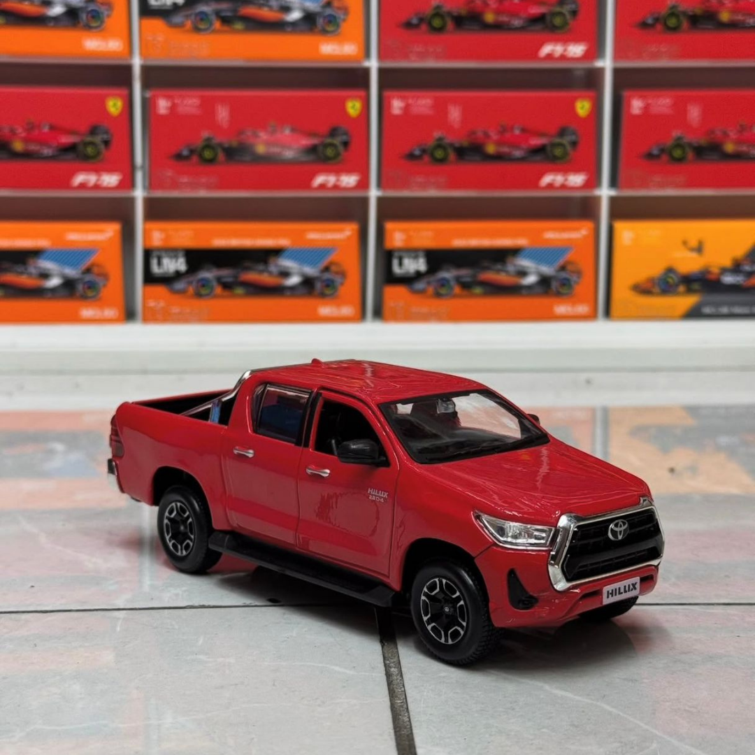 Toyota Hilux – Miniatura Colecionável Premium